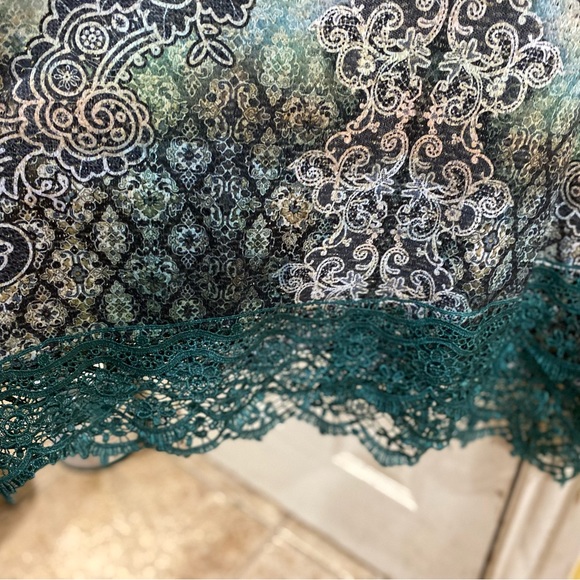 Long sleeve Floral Top Size XL - Picture 4 of 4